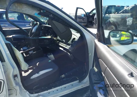 2010 Ford Crown Victoria Police Interceptor z USA, uszkodzony, nr VIN 2FABP7BV2AX105797